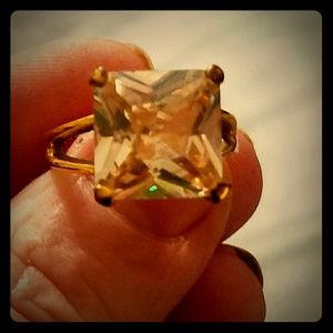 3 Carot Apricot Stone Gold Ring